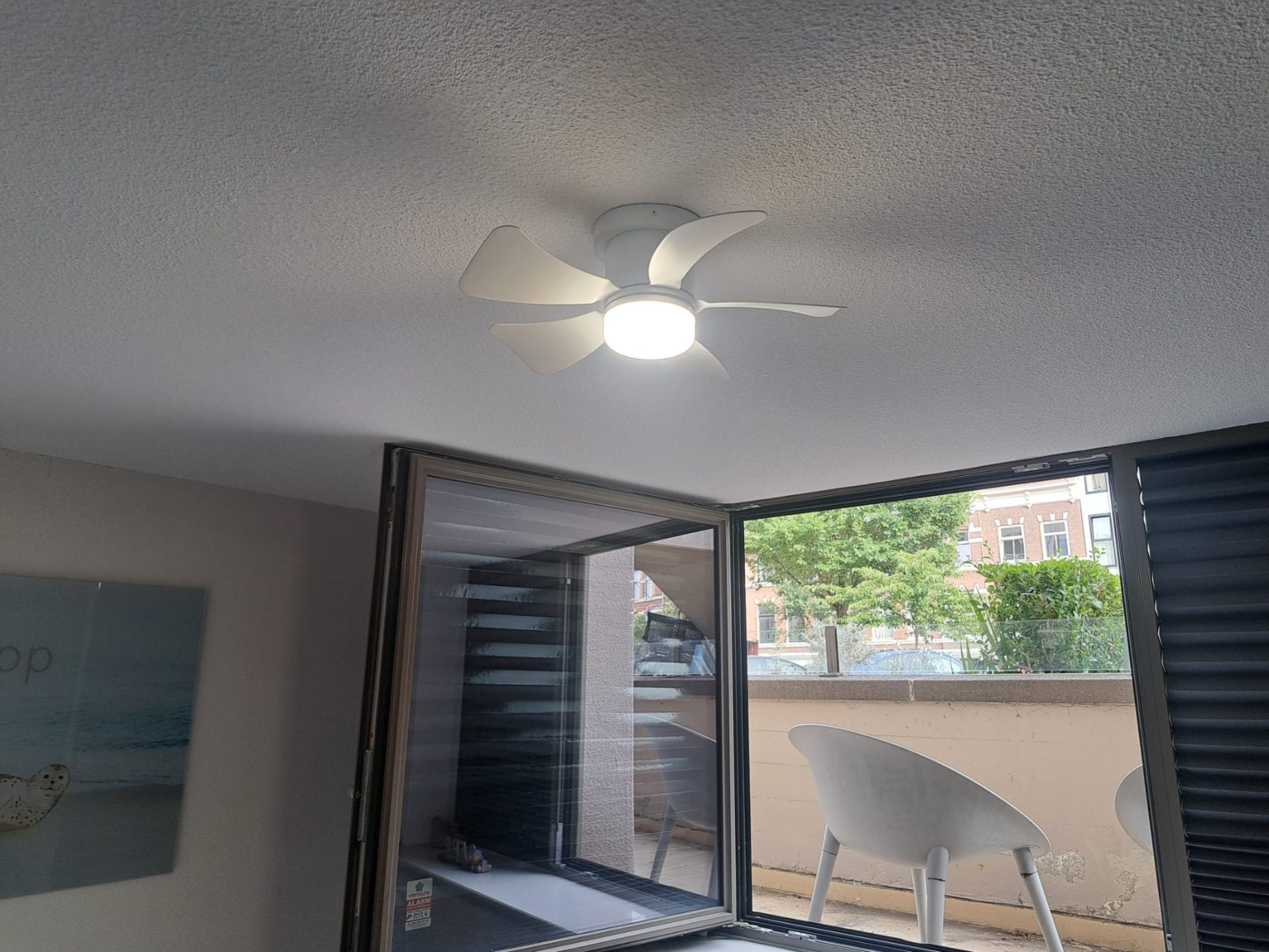 De gemonteerde plafondventilator met verlichting in Den Haag