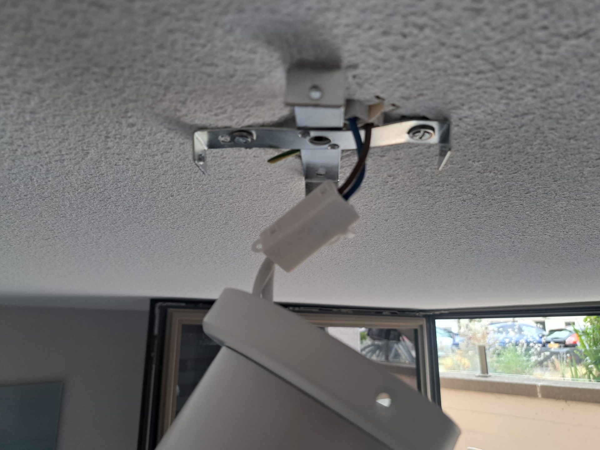 Ventilator en schilderijverlichting gemonteerd in Den Haag uitgevoerd door Rob van Erp van 65Klusser