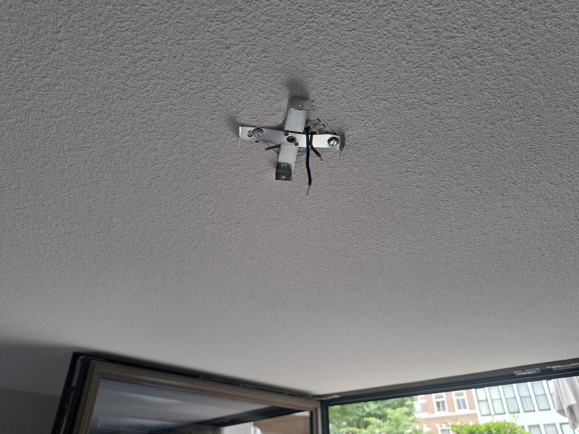 Kaal plafondpunt met bevestigingsbeugel voor de montage van de ventilator in Den Haag