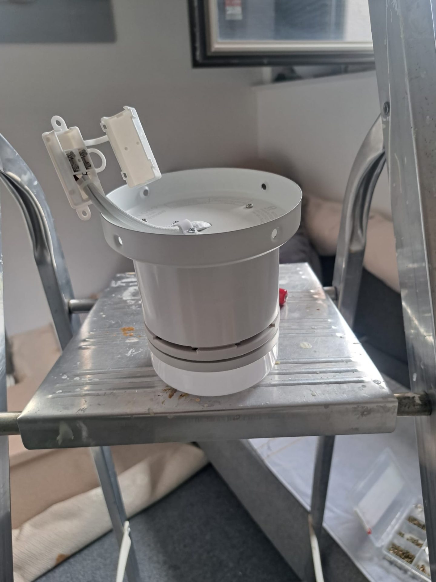 Het ventilatorhuis klaargelegd voor montage aan het plafond