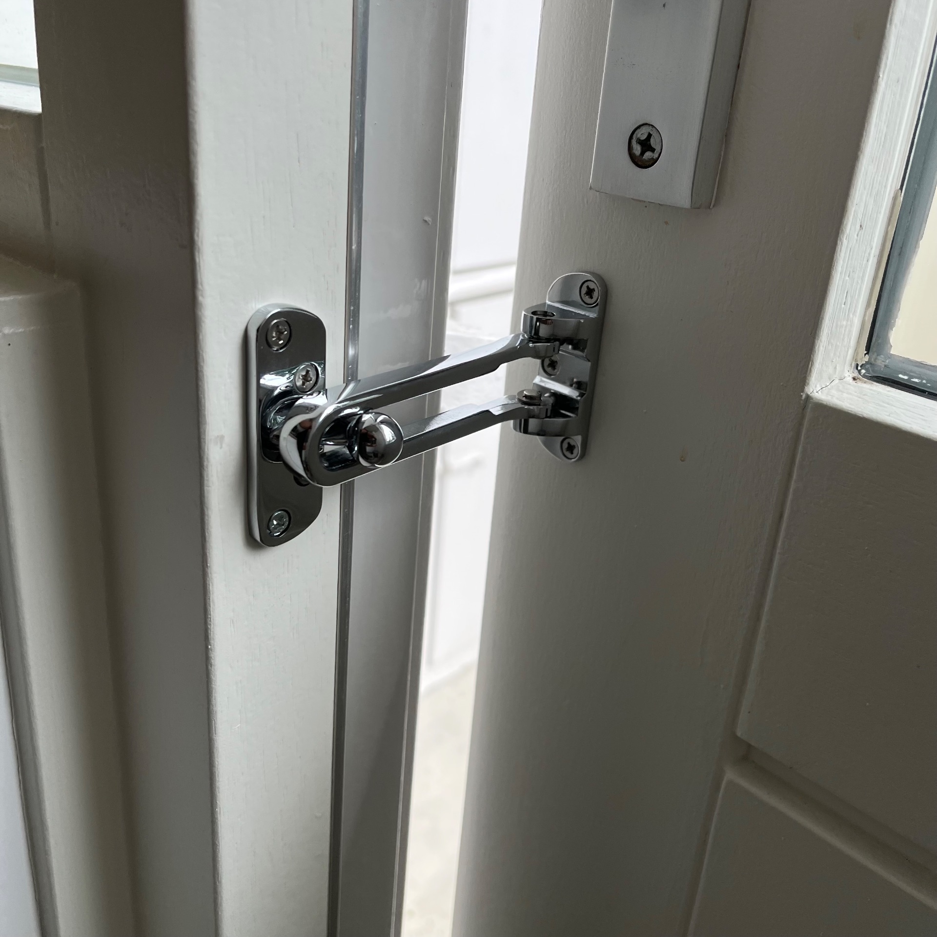 anti-inbraak kierstandhouder gemonteer