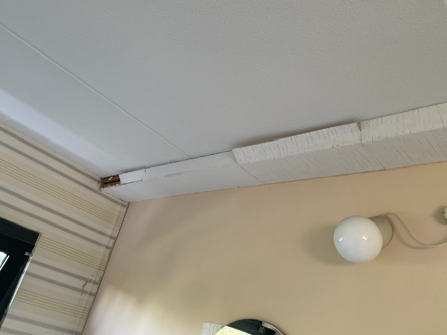 Houten bekleding steunbalk gerepareerd