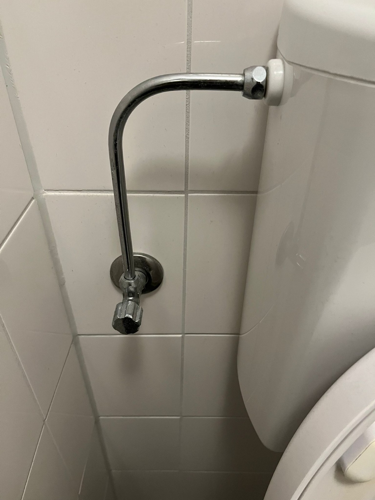 De bestaande toiletaansluiting in Delft voor het plaatsen van de hoekstopkraan