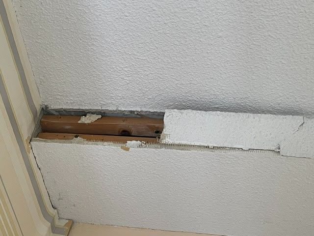 Houten bekleding steunbalk gerepareerd