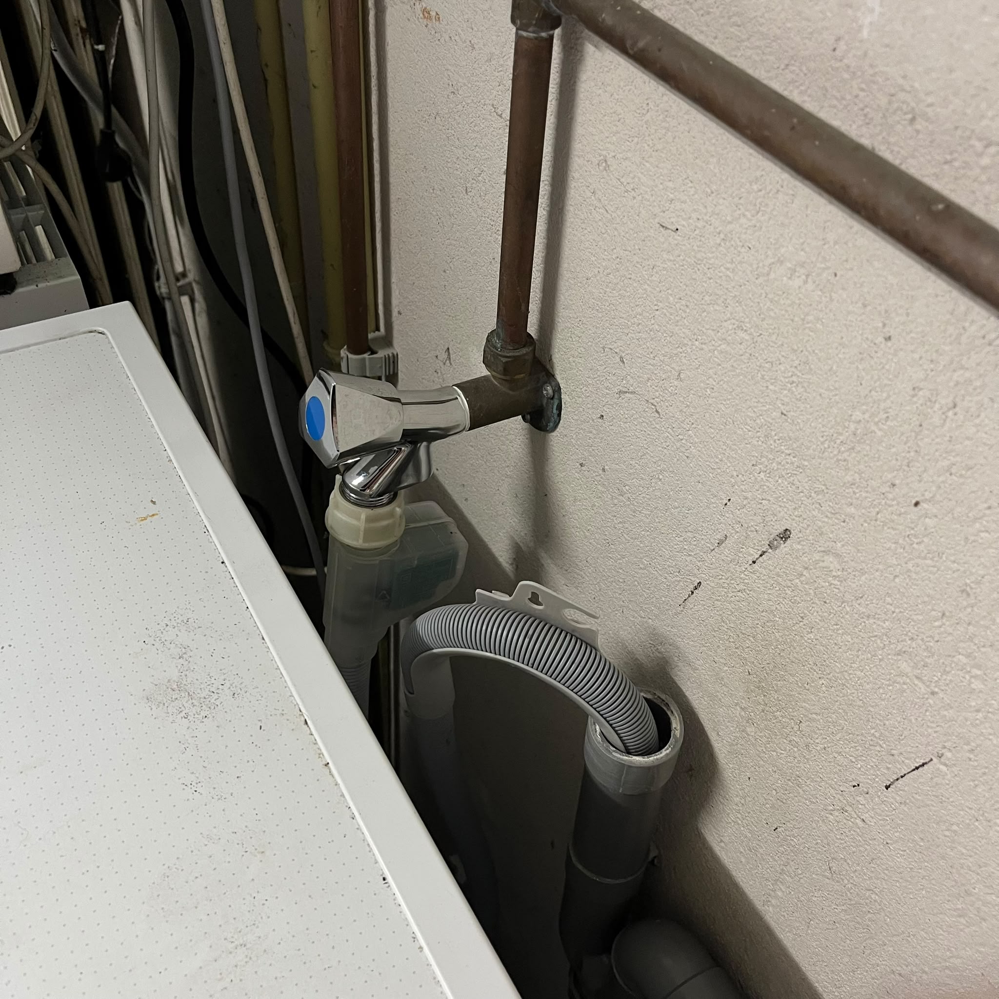 Wasmachinekraan monteren en wasmachine aansluiten uitgevoerd door Winny Koenn van 65Klusser