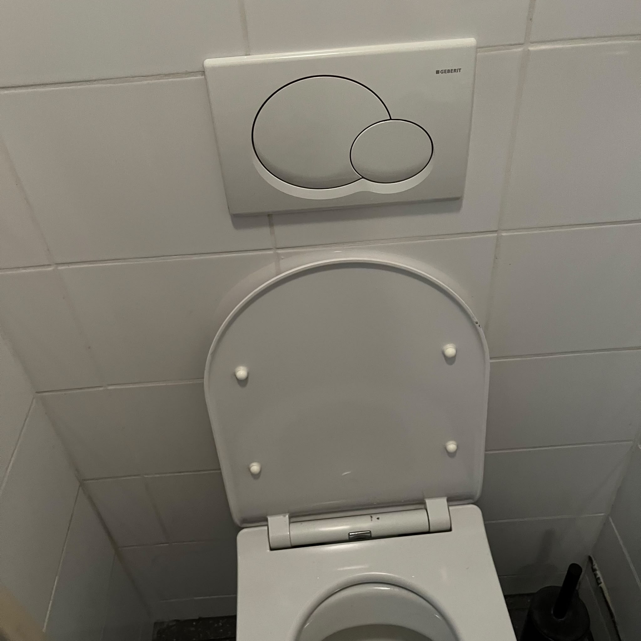 Inbouwtoilet spoelmechanisme gerepareerd uitgevoerd door Winny Koenn van 65Klusser