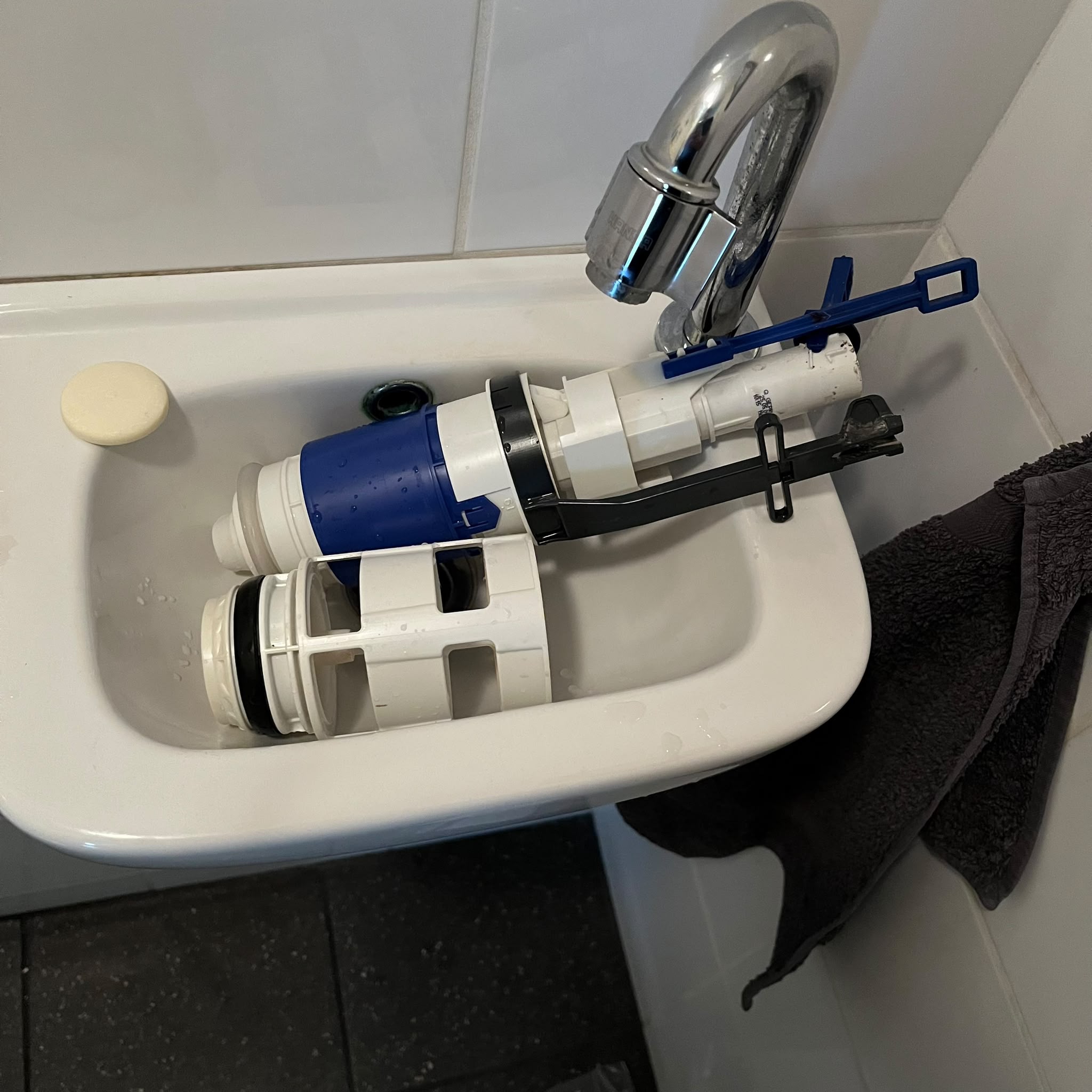 Inbouwtoilet spoelmechanisme gerepareerd uitgevoerd door Winny Koenn van 65Klusser